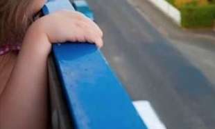 bambina si lancia dal balcone