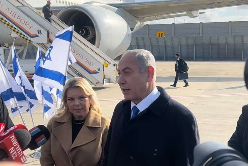 benjamin netanyahu e la moglie sara in aeroporto