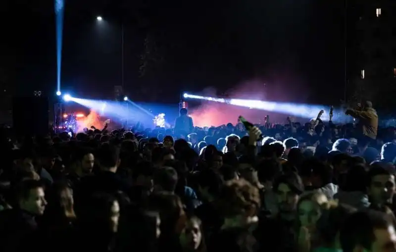 botellon a piazza leonardo da vinci a milano 1