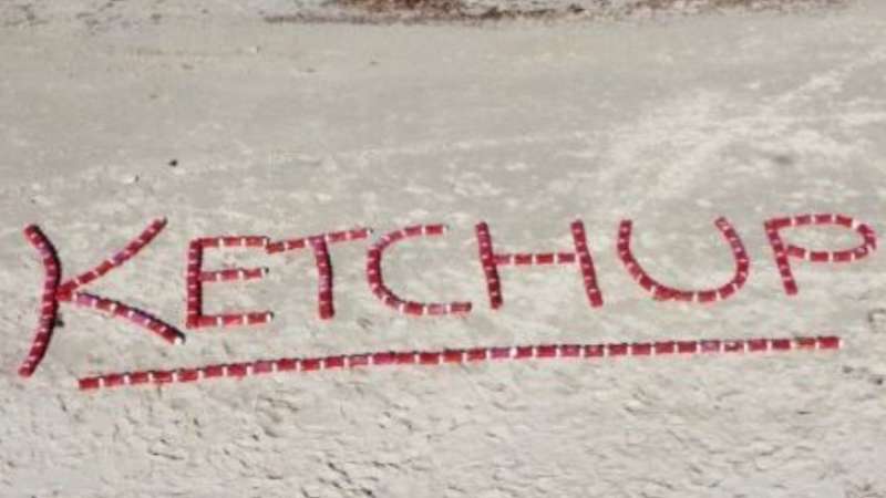 BOTTIGLIE DI KETCHUP TROVATE IN SPIAGGIA