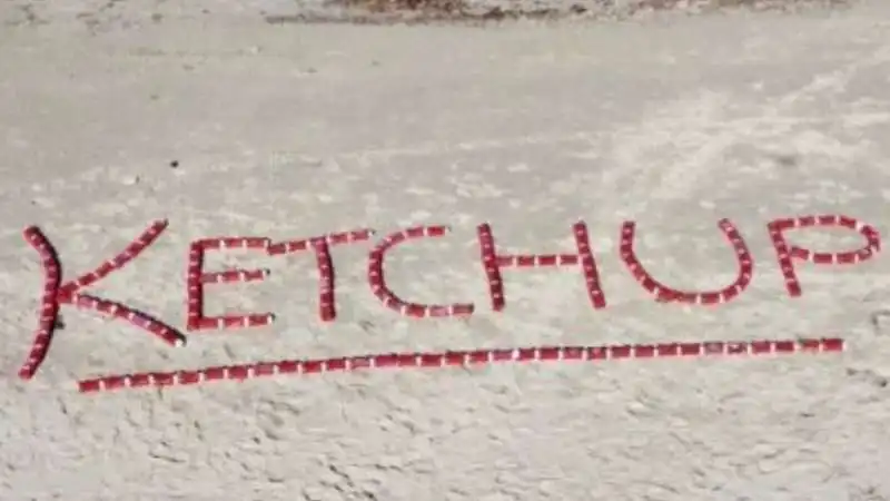 BOTTIGLIE DI KETCHUP TROVATE IN SPIAGGIA 