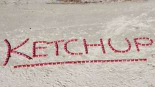 BOTTIGLIE DI KETCHUP TROVATE IN SPIAGGIA