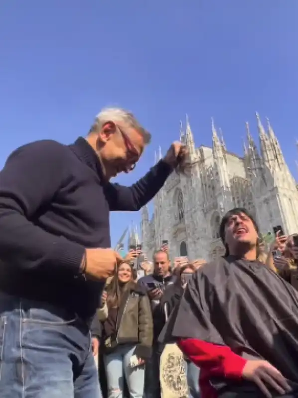 bruno barbieri taglia i capelli a edoardo franco vincitore di masterchef 2