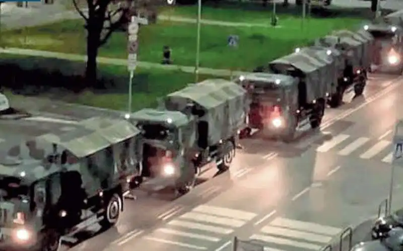 CAMION MILITARI CON LE BARE A BERGAMO