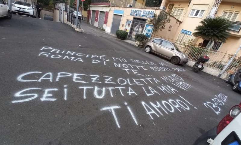 CAPEZZOLETTA TI AMORO - LA SCRITTA FATTA CON LA BOMBOLETTA SPRAY A ROMA