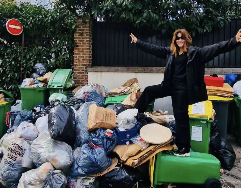 CARLA BRUNI POSA SU UN CUMULO DI IMMONDIZIA A PARIGI