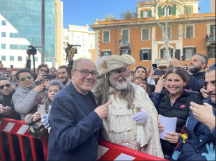 carlo verdone alla ceriminia per la targa dedicata a mario brega