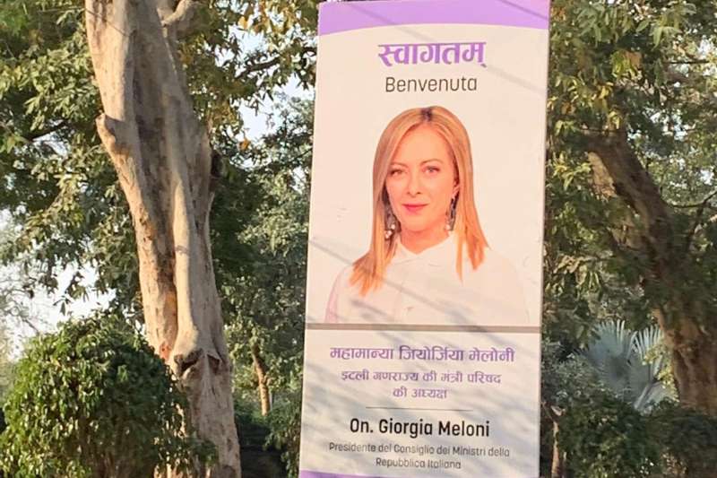 CARTELLONI DI BENVENUTO PER GIORGIA MELONI A NEW DELHI