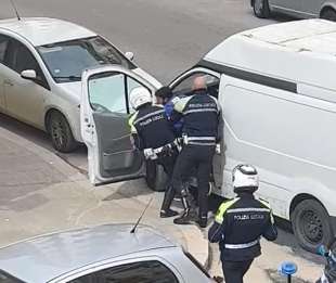 corriere aggredito dai vigili a taranto