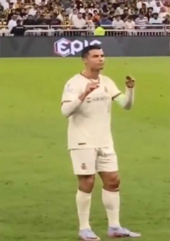 cristiano ronaldo reagisce ai cori dei tifosi avversari su messi