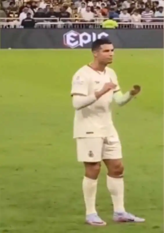 cristiano ronaldo reagisce ai cori dei tifosi avversari su messi 2