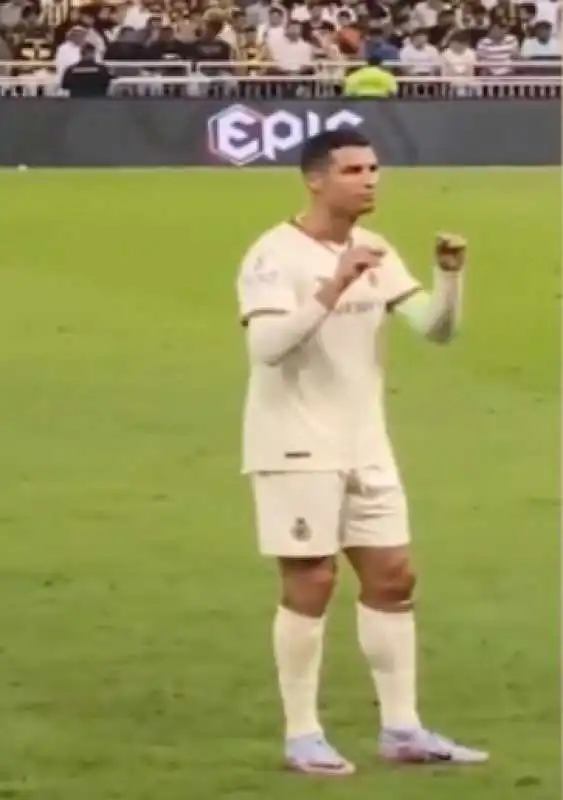 cristiano ronaldo reagisce ai cori dei tifosi avversari su messi 4