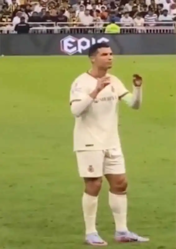 cristiano ronaldo reagisce ai cori dei tifosi avversari su messi 5