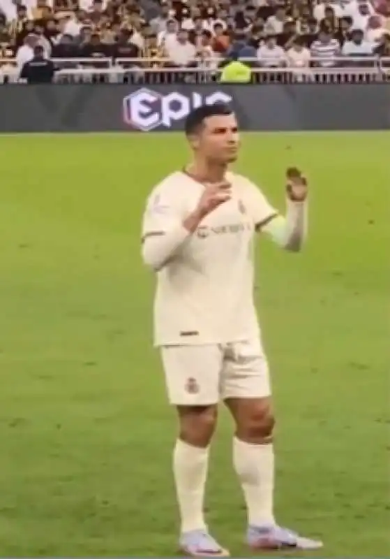 cristiano ronaldo reagisce ai cori dei tifosi avversari su messi 6