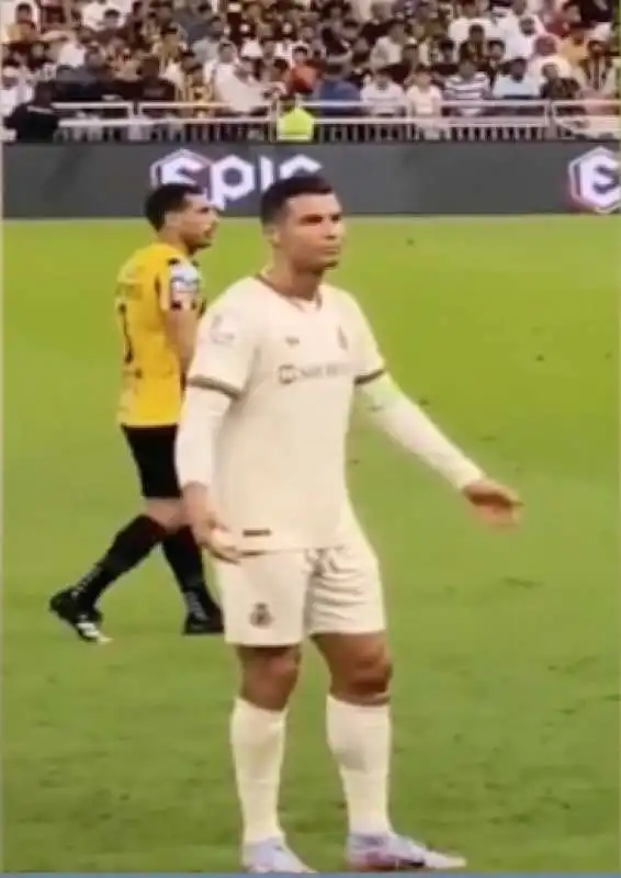 cristiano ronaldo reagisce ai cori dei tifosi avversari su messi 8