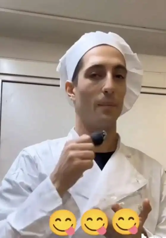 damiano dei maneskin prepara il pesto con un plug anale 4