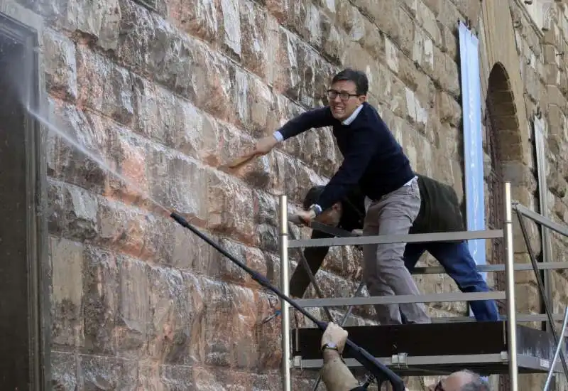 dario nardella pulisce palazzo vecchio dalla vernice