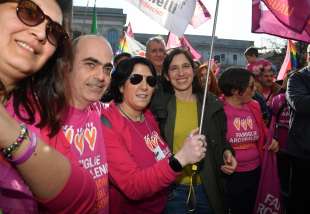 elly schlein alla manifesazione arcobaleno di milano