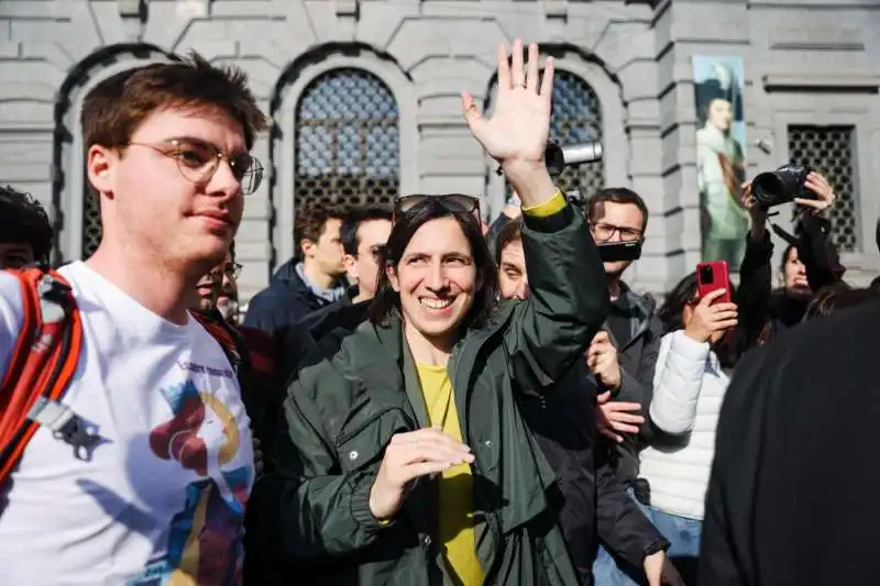 elly schlein alla manifestazione per le coppie omogenitoriali a milano, piazza della scala   7