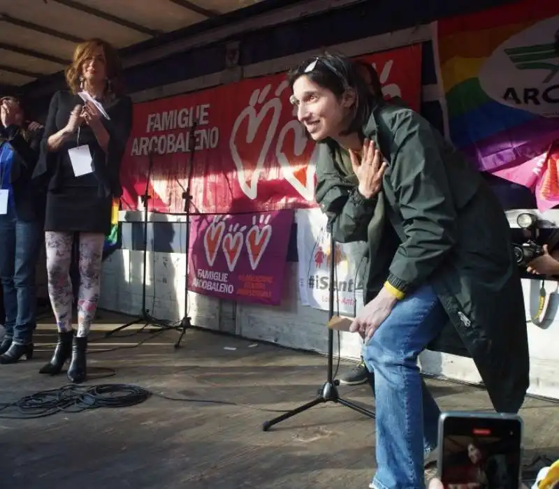 elly schlein sul palco delle famiglie arcobaleno con vladimir luxuria, a milano 