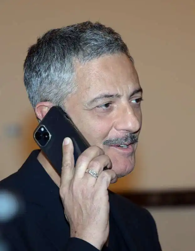 fiorello al telefono  foto di bacco