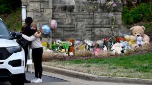 fiori alla Covenant School di Nashville dopo la strage compiuta da Audrey Hale