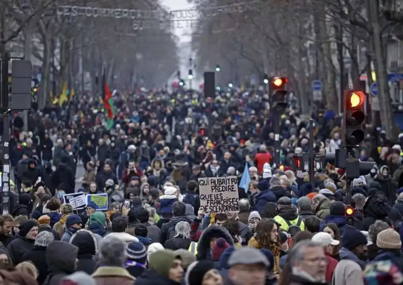 francia, sciopero contro la riforma delle pensioni di macron    12