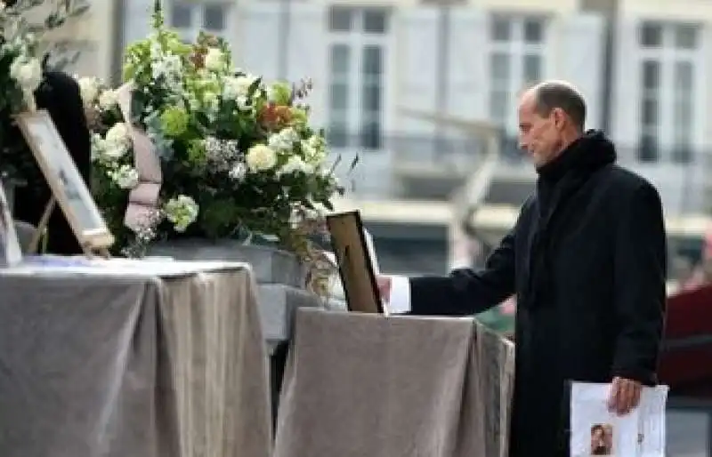 funerale di agnes lassalle marito balla davanti alla bara della moglie 1