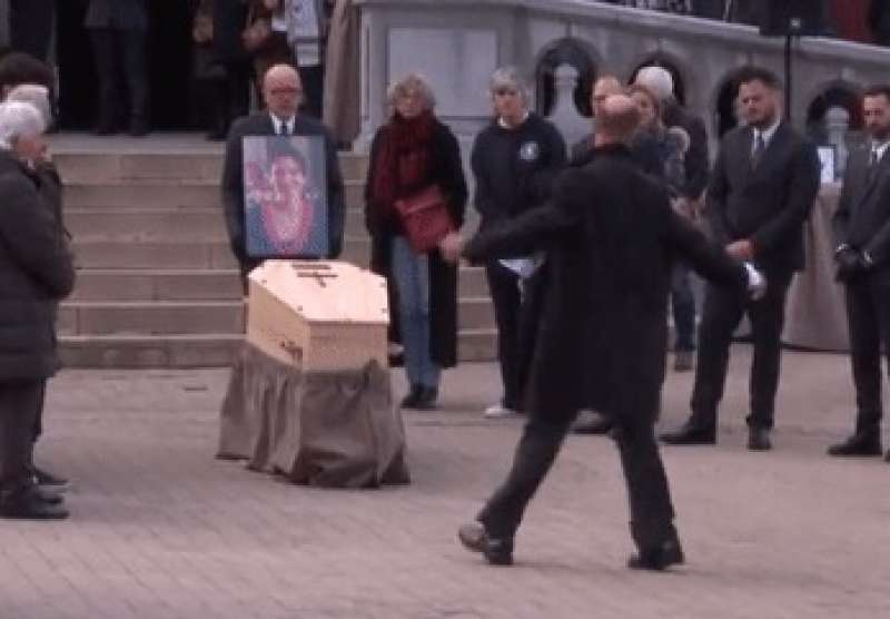 funerale di agnes lassalle marito balla davanti alla bara della moglie 1