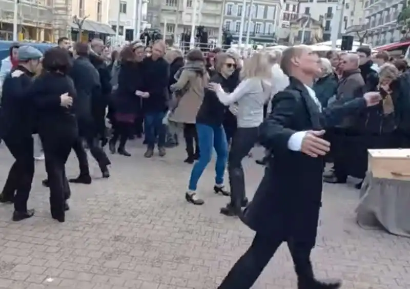 funerale di agnes lassalle marito balla davanti alla bara della moglie 1