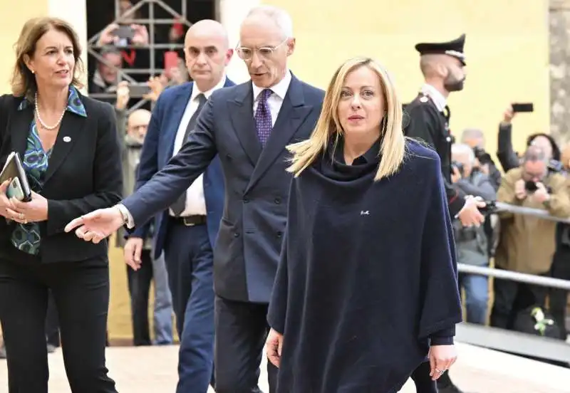 giorgia meloni   consiglio dei ministri a cutro 