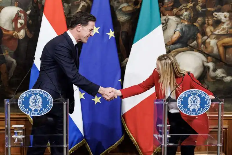 giorgia meloni e mark rutte a palazzo chigi 4