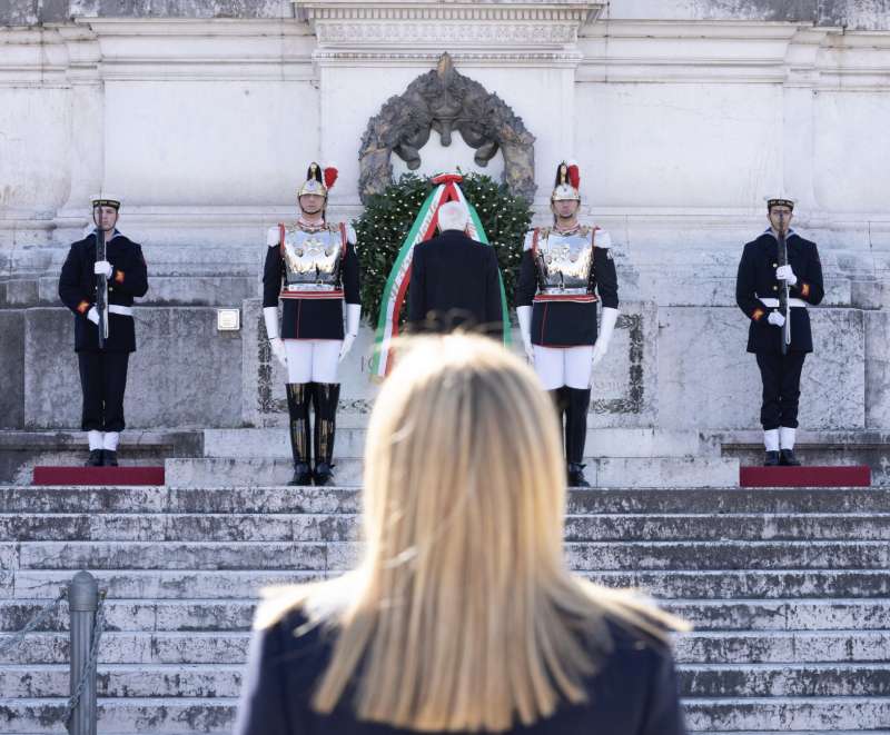 giorgia meloni e sergio mattarella all altare della patria