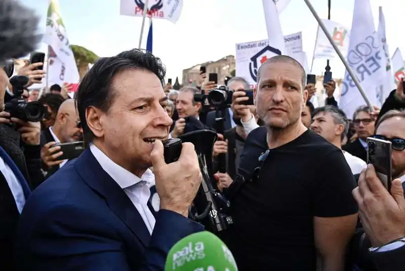 giuseppe conte   manifestazione esodati del superbonus   3