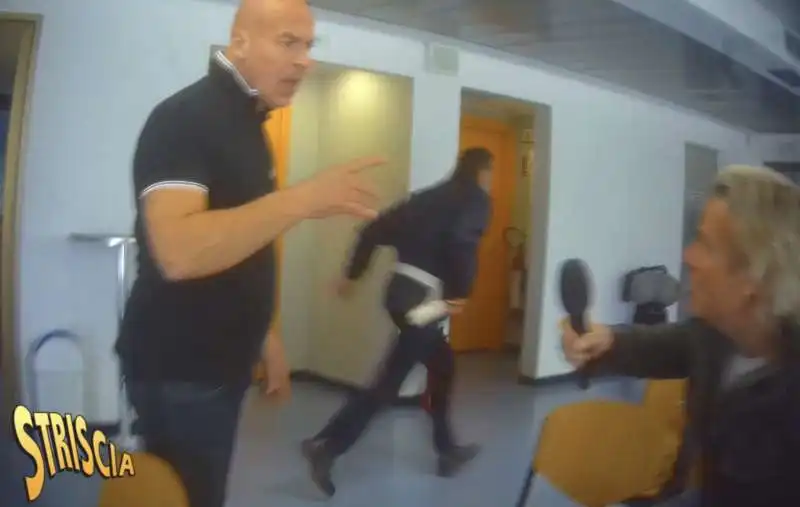 GUARDIA GIURATA SCAPPA MENTRE JIMMY GHIONE VIENE AGGREDITO