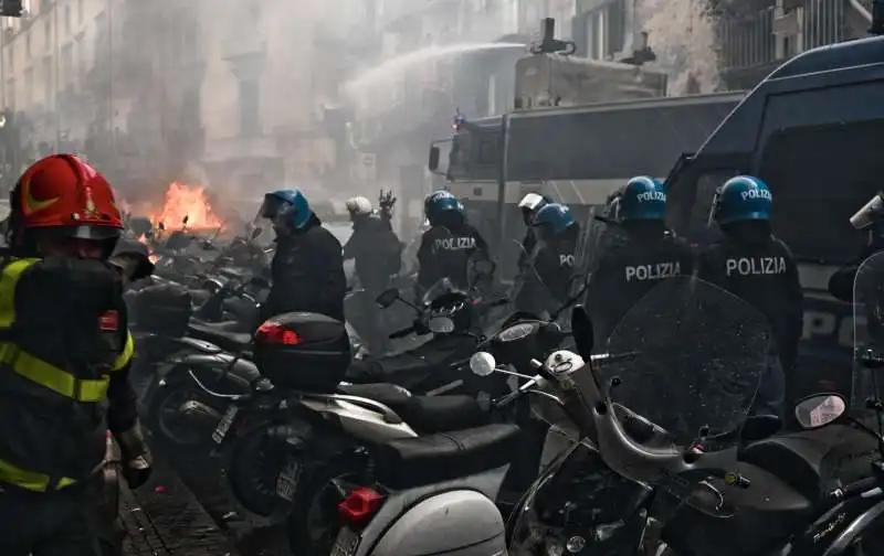 i tifosi dell eintracht francoforte devastano napoli   4