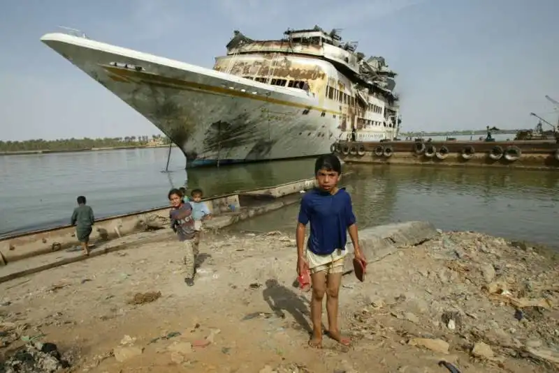 il relitto dello yacht al mansur di saddam hussein