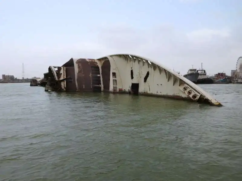 il relitto dello yacht al mansur di saddam hussein