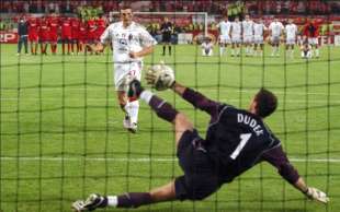 Il rigore di Shevchenko parato da Dudek nella finale di Champions del 2005 Milan-Liverpool