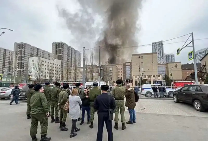 incendio al palazzo dei servizi segreti di rostov sul don   russia    3