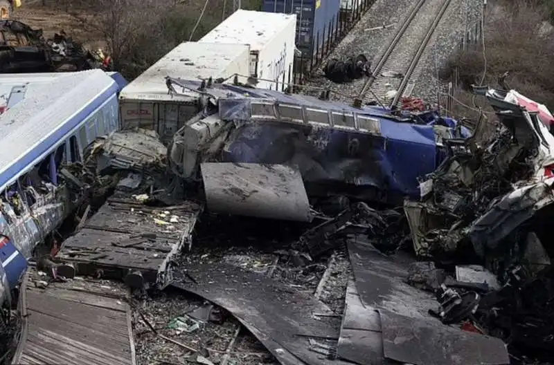 incidente tra due treni in grecia 14