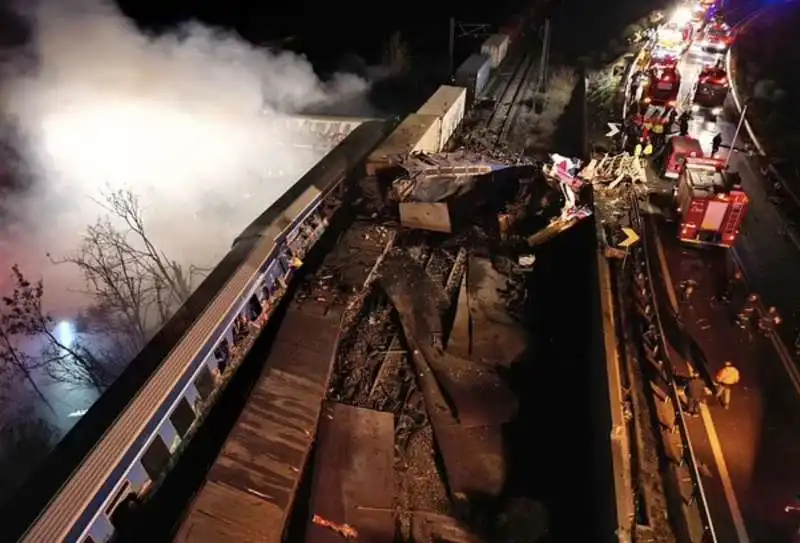 incidente tra due treni in grecia 5