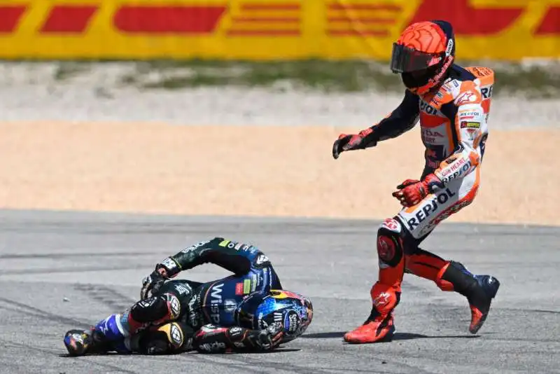 incidente tra marc marquez e miguel oliveira al gp del portogallo 3