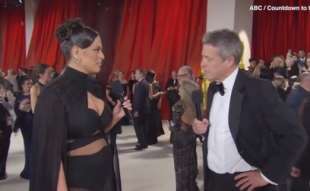 intervista di ashley graham a hugh grant agli oscar 2023 1