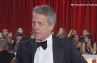 intervista di ashley graham a hugh grant agli oscar 2023 2