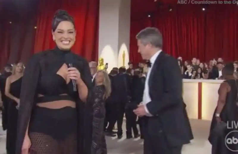 intervista di ashley graham a hugh grant agli oscar 2023 4