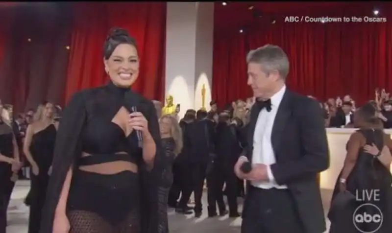 intervista di ashley graham a hugh grant agli oscar 2023 5