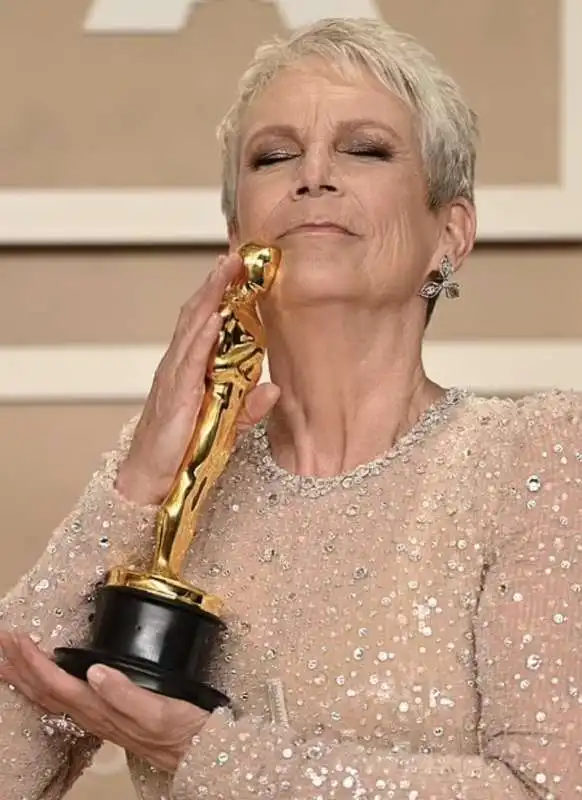 jamie lee curtis   oscar 2023   1