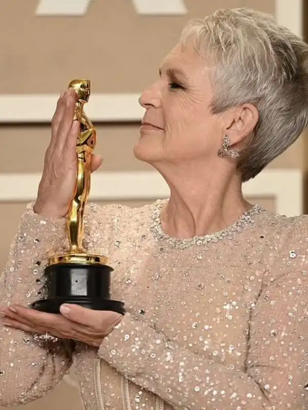 jamie lee curtis   oscar 2023   2