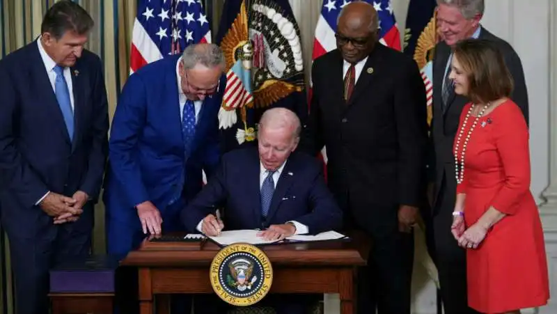 JOE BIDEN FIRMA L'INFLATION REDUCTION ACT